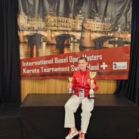 Amelie Skiba con los dos trofeos del campeonato