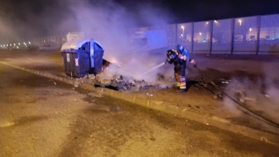 Noche de quema de contenedores. Fotos: Consorcio de Seguridad y Emergencias.