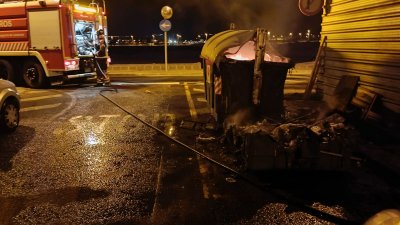 Noche de quema de contenedores. Fotos: Consorcio de Seguridad y Emergencias.