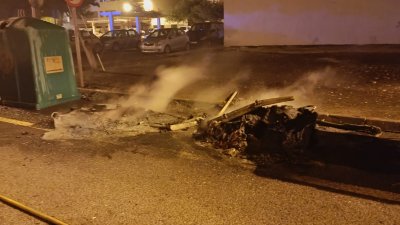 Noche de quema de contenedores. Fotos: Consorcio de Seguridad y Emergencias.