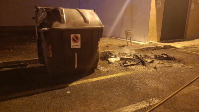 Noche de quema de contenedores. Fotos: Consorcio de Seguridad y Emergencias.