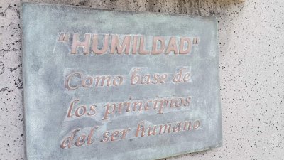 Esculturas del muelle deportivo de La Marina. 