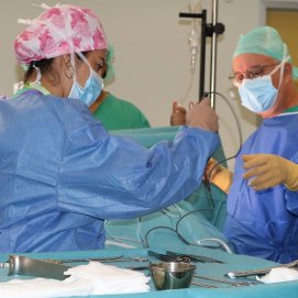 Momento de la intervención en el Hospital José Molina Orosa