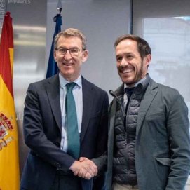 El consejero Hernández Zapata con el líder de su partido, Alberto Nuñez Feijoo.