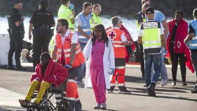 Atención de migrantes en Puerto Naos, 2 de noviembre 