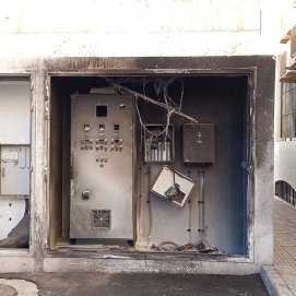 La instalación eléctrica descuidada en la calle Triana de Arrecife