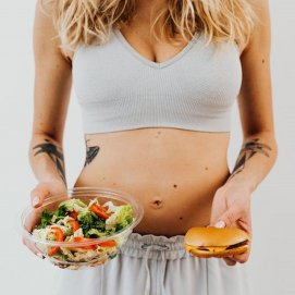 Mujer con comida (Foto: Pexels)