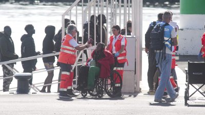 Llegada de migrantes, entre ellos un cadáver a Puerto Naos Fotos: Juan Mateos