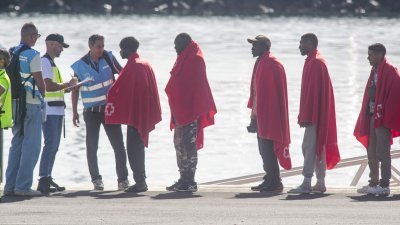 Llegada de migrantes, entre ellos un cadáver a Puerto Naos Fotos: Juan Mateos