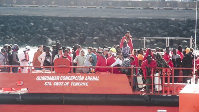 Llegada de migrantes, entre ellos un cadáver a Puerto Naos Fotos: Juan Mateos