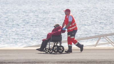 Llegada de migrantes, entre ellos un cadáver a Puerto Naos Fotos: Juan Mateos