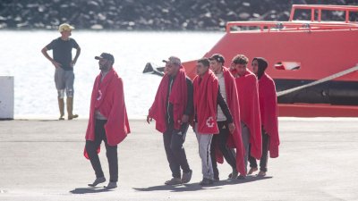 Llegada de migrantes, entre ellos un cadáver a Puerto Naos Fotos: Juan Mateos