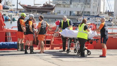 Llegada de migrantes, entre ellos un cadáver a Puerto Naos Fotos: Juan Mateos