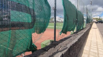 CC Tías denuncia el abandono de las canchas de pádel y tenis de Puerto del Carmen