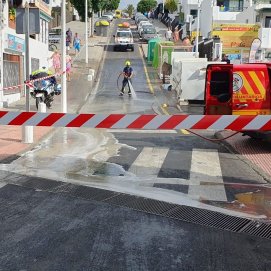 Los bomberos voluntarios limpiando la calle en Tías