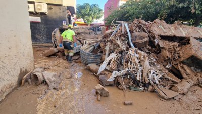 Emerlan acude a ayudar a los afectados tras el paso de la DANA en Valencia. 
