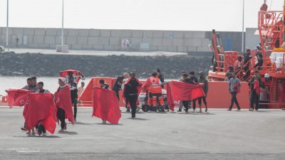 Llegada de migrantes a Puerto Naos durante este viernes 