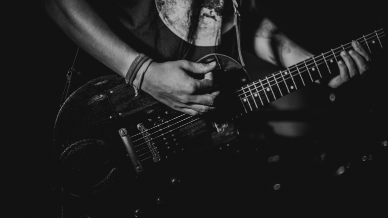 Músico tocando una guitarra eléctrica. Foto: Pexels