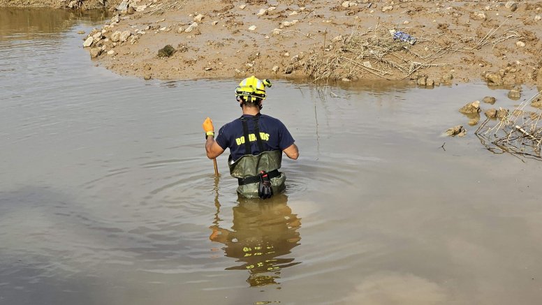 Bomberos de Canarias rastrean la zona de la Albufera.