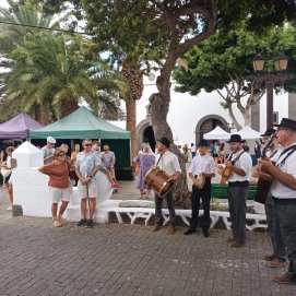 Dinamización comercial del centro de Arrecife, impulsada por la Concejalía de Comercio y Turismo. Plaza de la iglesia y mercadillo con turistas