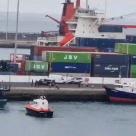 La embarcación con las toneladas de droga en Lanzarote (Fotos: La Voz)