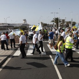 La huelga de transportistas en el aeropuerto de Lanzarote (Foto: José Luis Carrasco)