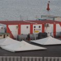 Carpas en las que se acogió a las personas migrantes que arribaron este lunes a las costas de Lanzarote. Foto: José Luis Carrasco. Carpas en las que se acogió a las personas migrantes que arribaron este lunes a las costas de Lanzarote. Foto: José Luis Carrasco.