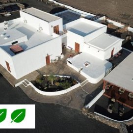 Fotomontaje de un alojamiento de Booking.com en Lanzarote con los iconos de sostenibilidad que muestra la web.