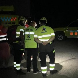 Efectivos de Emergencias buscando al conductor del coche precipitado por el risco