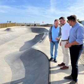Jesús Machín, Jacobo Medina y  Luis Berriel en el skate park de Tinajo