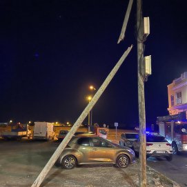 El poste de luz caído tras el accidente al chocar el coche