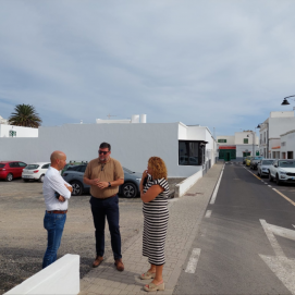Isidro Pérez en la zona del aparcamiento público en San Bartolomé