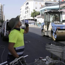 Obreros hidratándose por el calor y las altas temperaturas en Arrecife (Foto: José Luis Carrasco)