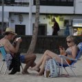 Sentados en playa con calor (Foto: José Luis Carrasco)