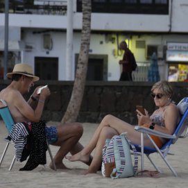 Sentados en playa con calor (Foto: José Luis Carrasco)