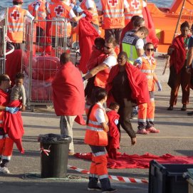 Migrantes atendidos por Cruz Roja en Puerto Naos (Fotos: José Luis Carrasco)