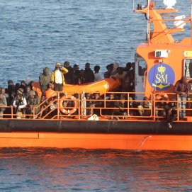 Salvamento Marítimo trasladando migrantes en una imagen de archivo.