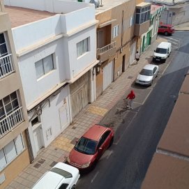 Un hombre se pasea por la calle La Añaza con un machete 