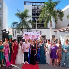 Participantes en la pasarela, junto al alcalde de Arrecife, y la presidenta de la Asociación Contra el Cáncer en Lanzarote