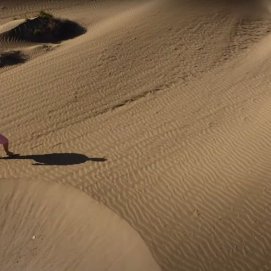 El cantante en las Dunas de Famara durante la grabación del videoclip