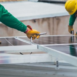 Personas trabajando instalando placas solares.