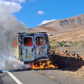 El vehículo ardiendo en Mala