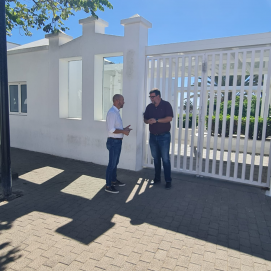 Isidro Pérez y Raúl De León, en la puerta del 'Velatorio Municipal' de San Bartolomé