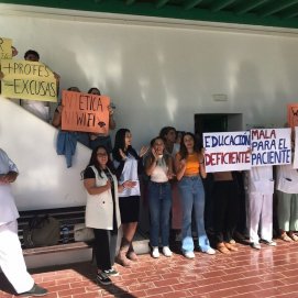 Manifestación en la puerta de la sede de Enfermería de Lanzarote (Foto: José Luis Carrasco)