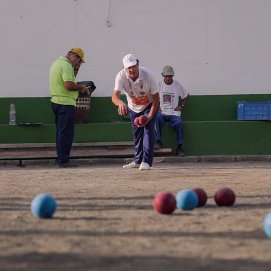 Mayores jugando a la bola. Foto: Ayuntamiento de Arrecife.