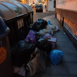 Basura acumulada en la calle Góngora