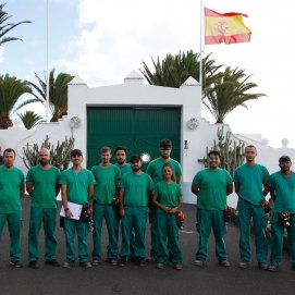 Los alumnos y los dos profesores en la puerta de La Mareta (Foto: José Luis Carrasco)