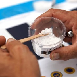Un experto analiza una de las muestras durante el concurso.