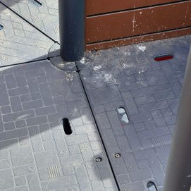 Excrementos en los columpios de los parques en Playa Honda