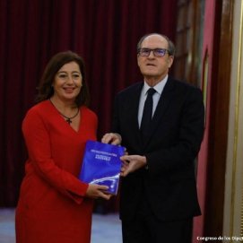 El Defensor del Pueblo, Ángel Gabilondo, entrega a la presidenta de las Cortes Generales, Francina Armengol, el informe sobre abusos sexuales en la Iglesia. Foto: Defensor del Pueblo